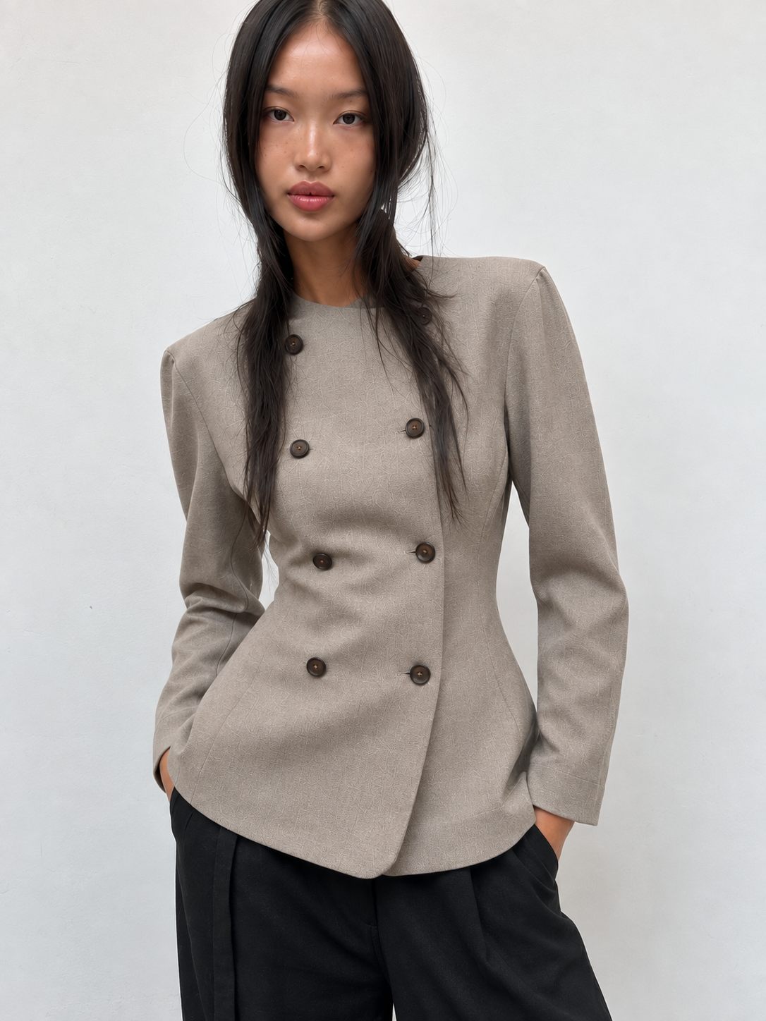Blazer taupe cintré, vue rapprochée du double boutonnage