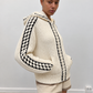 Veste patchwork à capuche portée par une mannequin