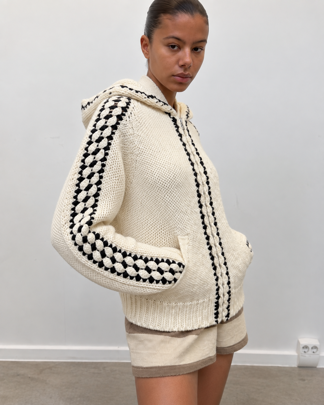 Veste patchwork à capuche portée par une mannequin
