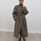 Manteau long kaki ceinturé, vue de face