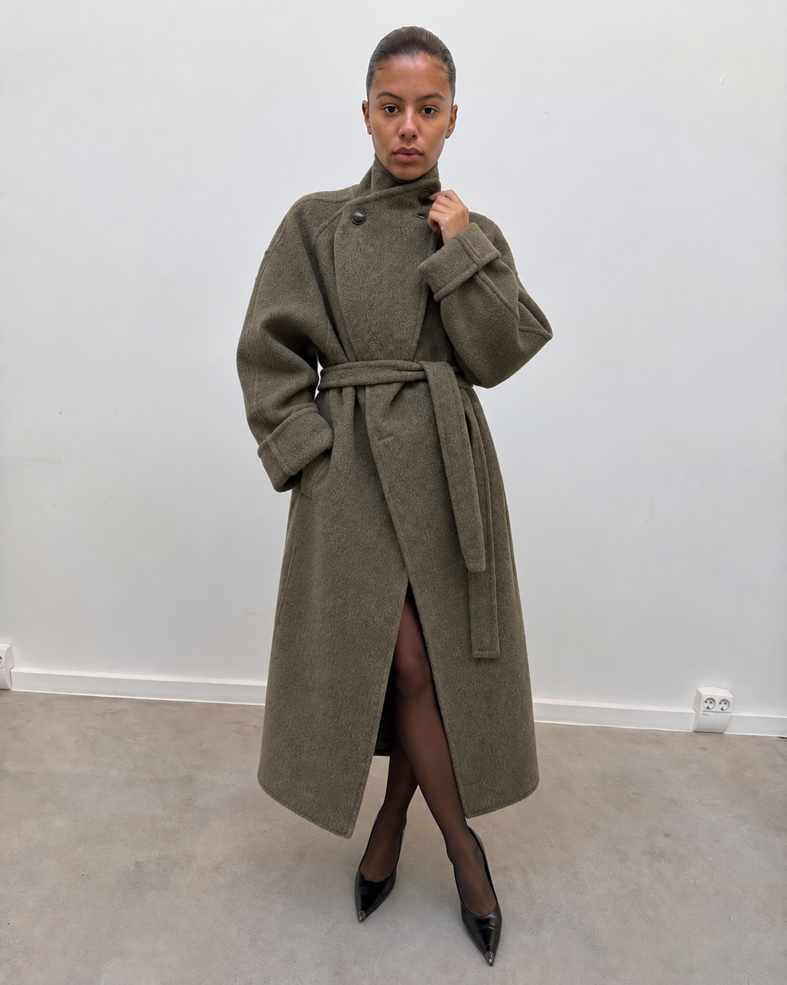 Manteau long kaki ceinturé, vue de face