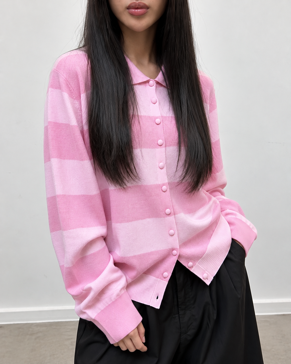 Chemise en maille rose, détail de la maille
