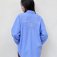 Chemise oversize rayée portée ouverte