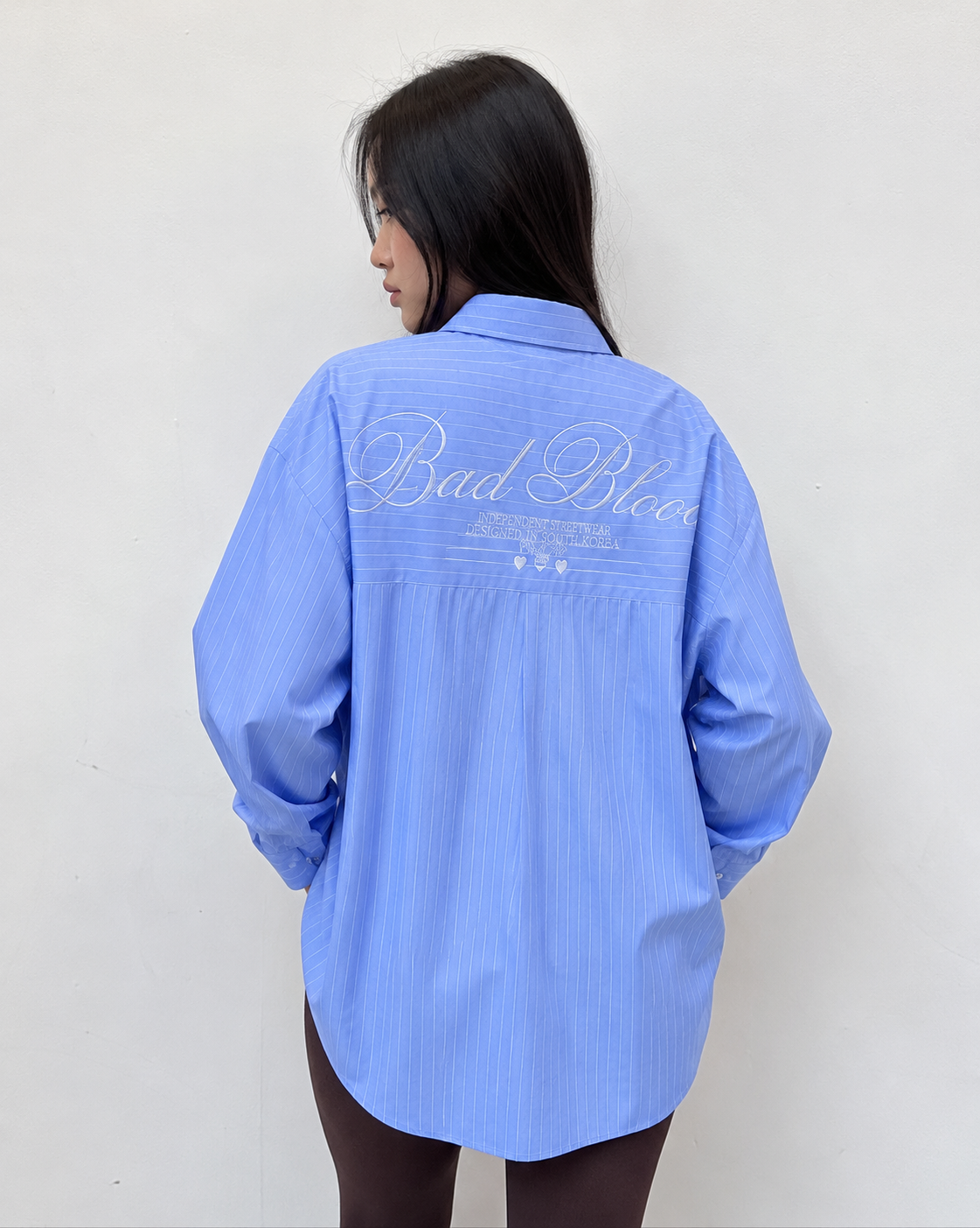 Chemise oversize rayée portée ouverte