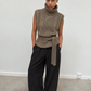 Pull sans manches en maille torsadée taupe, ceinturé