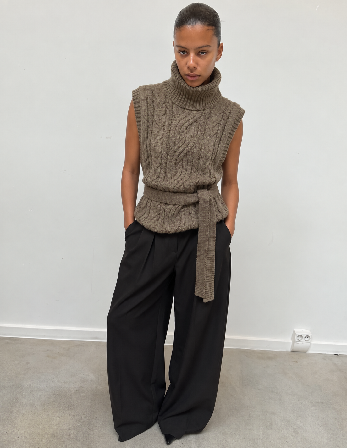 Pull sans manches en maille torsadée taupe, ceinturé