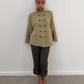 Veste cape en maille beige à boutons bûche