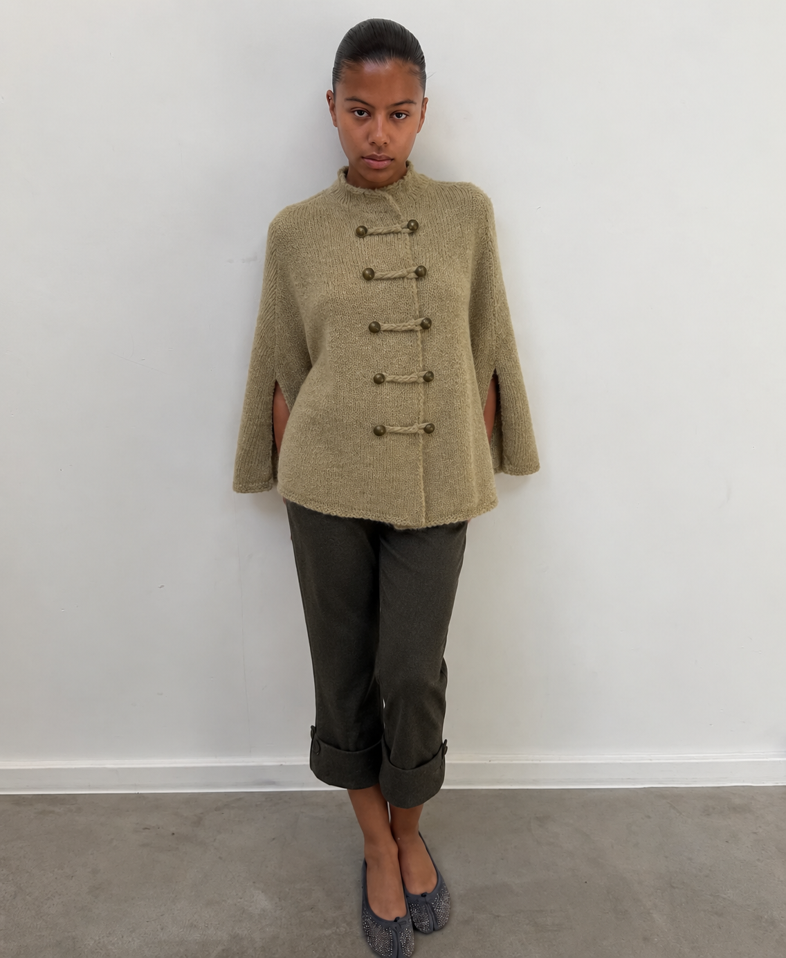 Veste cape en maille beige à boutons bûche