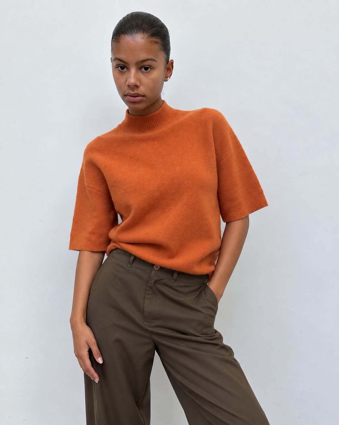 Pull orange oversize à col montant, vue de trois quarts