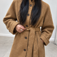 Manteau long double face porté ouvert