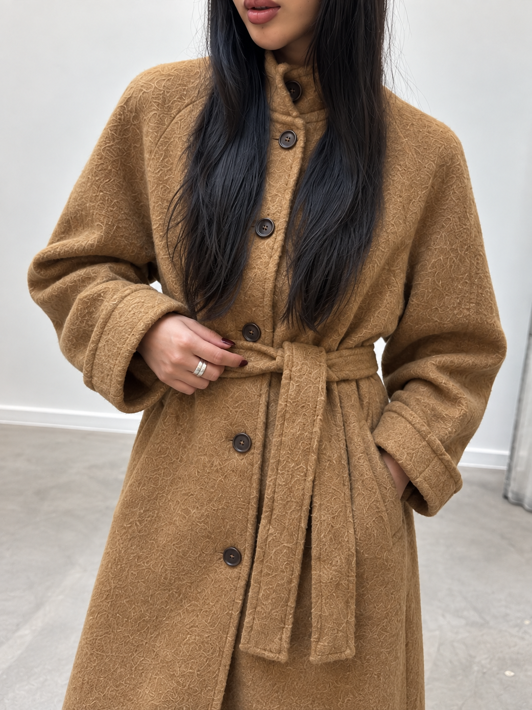 Manteau long double face porté ouvert