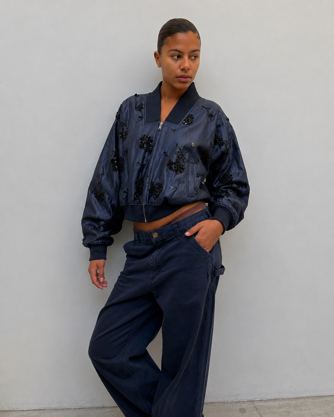 Veste baseball à sequins portée par une mannequin