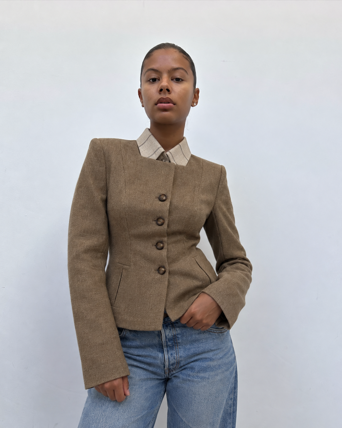 Veste tailoring à col montant, lignes structurées