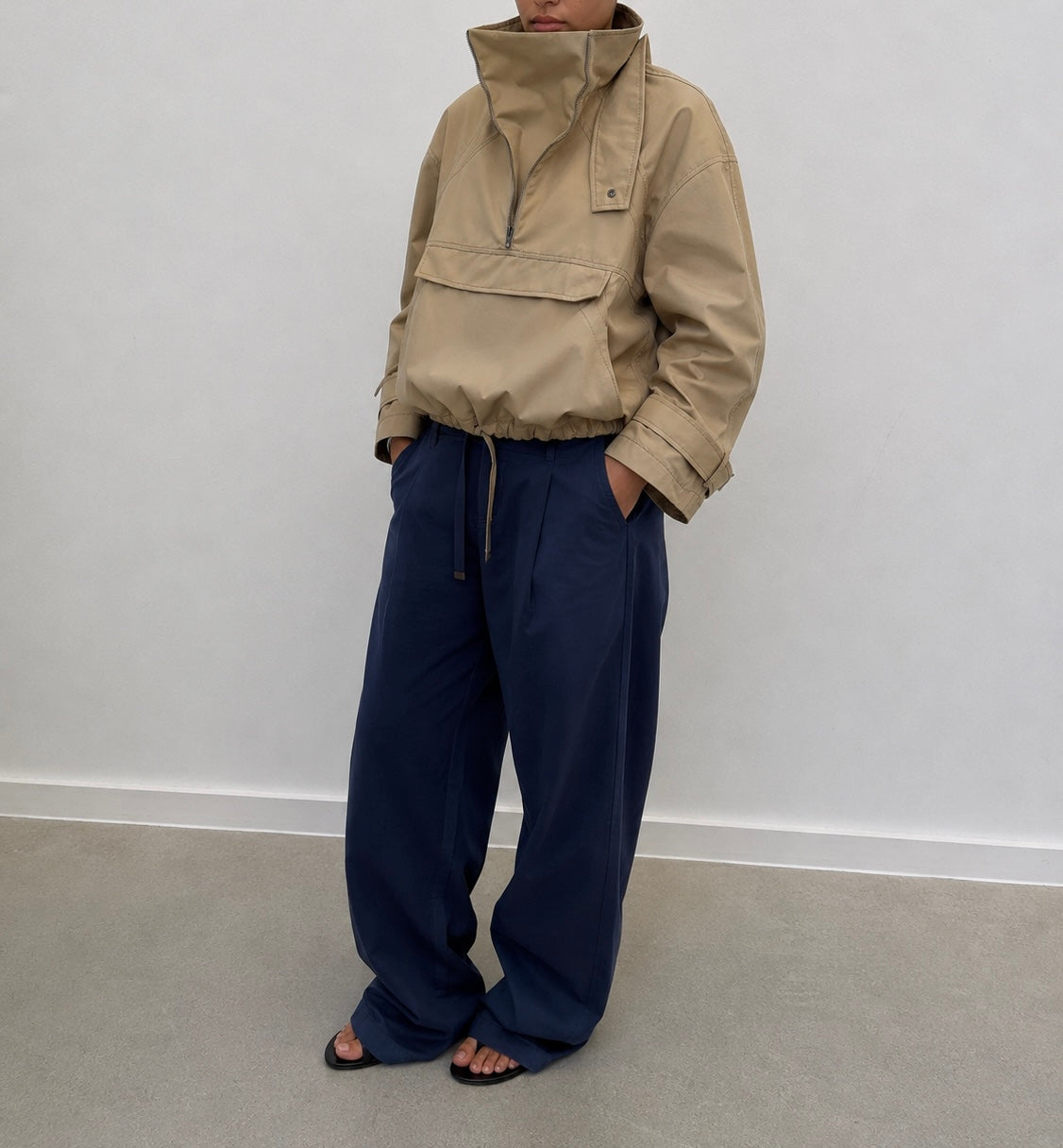 Veste zippée à poches portée par une mannequin