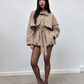Trench court beige à taille ceinturée, effet ballon sur le bas