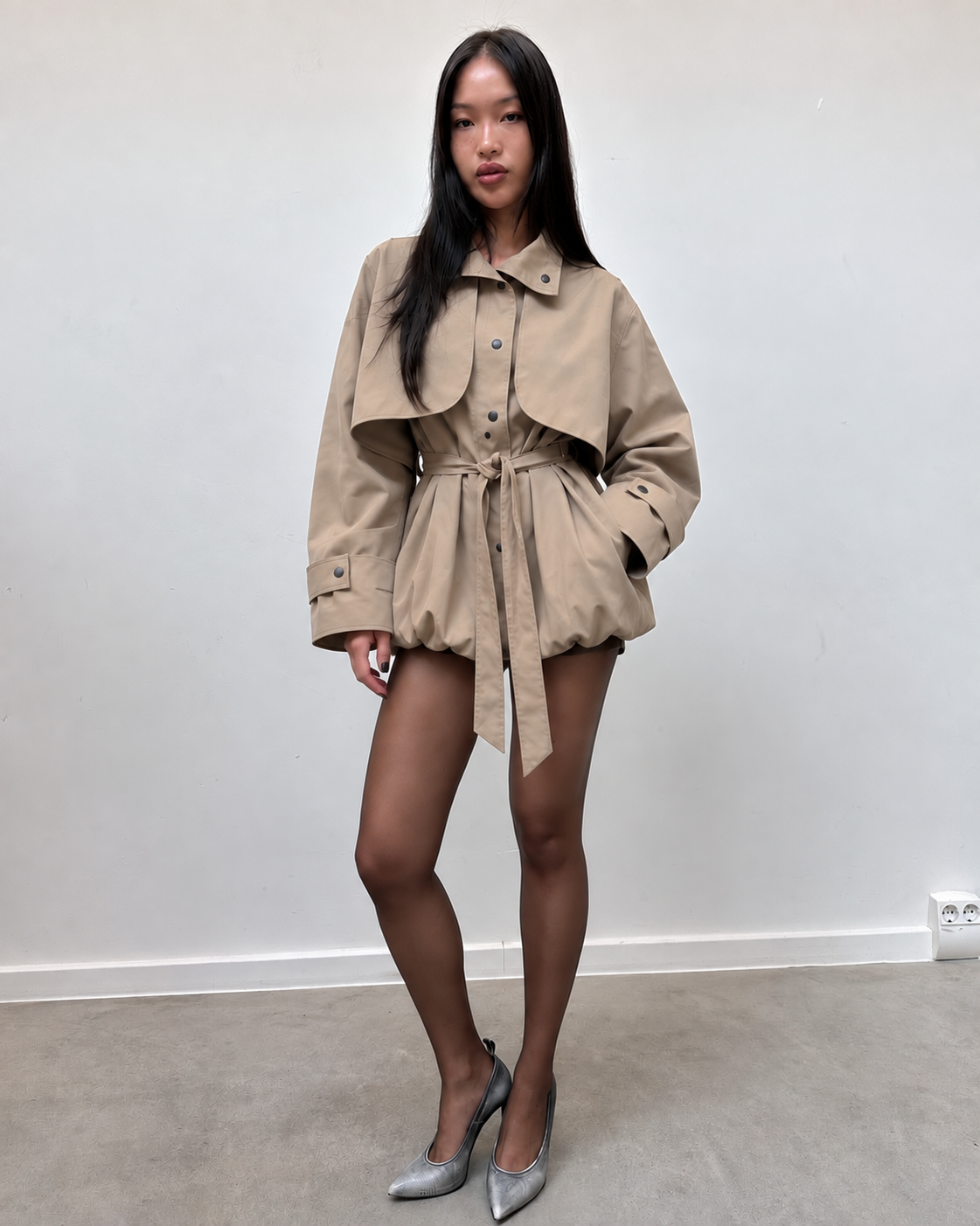 Trench court beige à taille ceinturée, effet ballon sur le bas