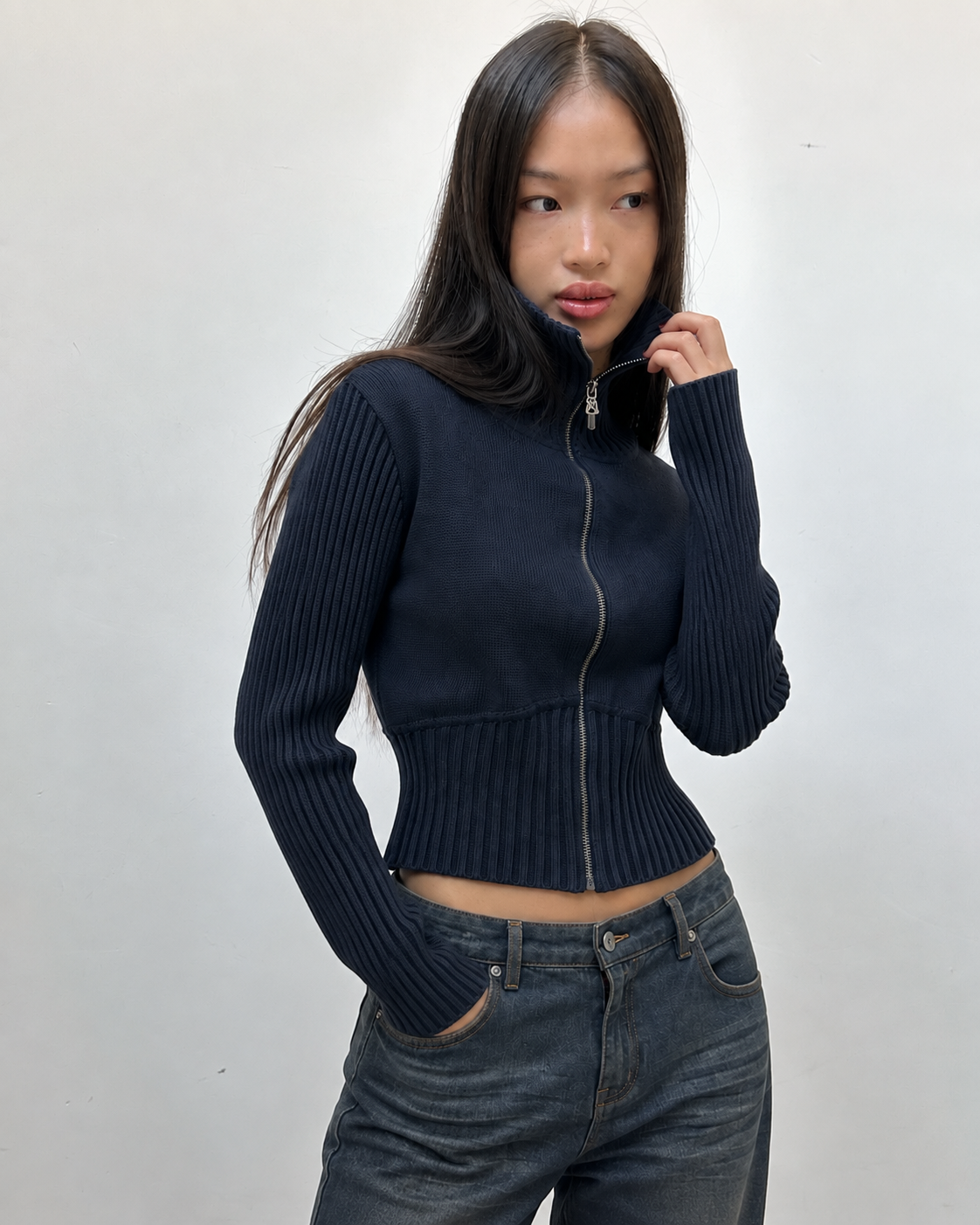 Pull bleu marine en maille côtelée à col montant zippé