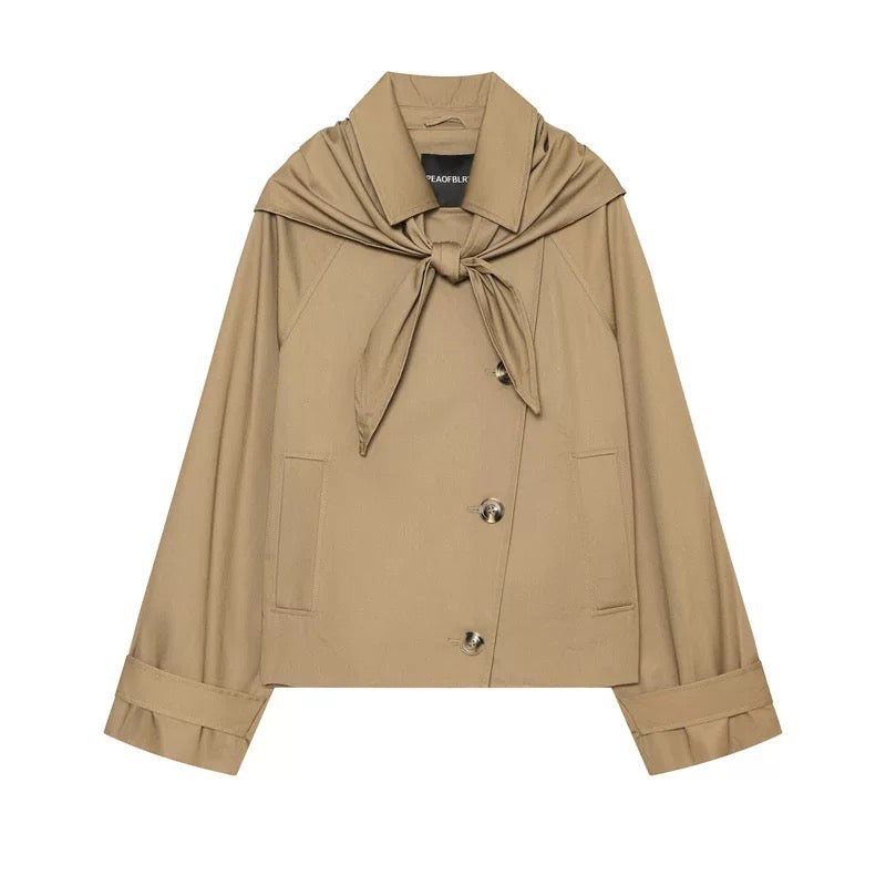 Trench court avec écharpe porté par une mannequin