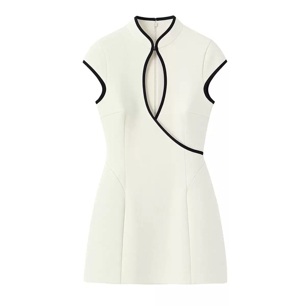 Robe courte blanc et contraste noir