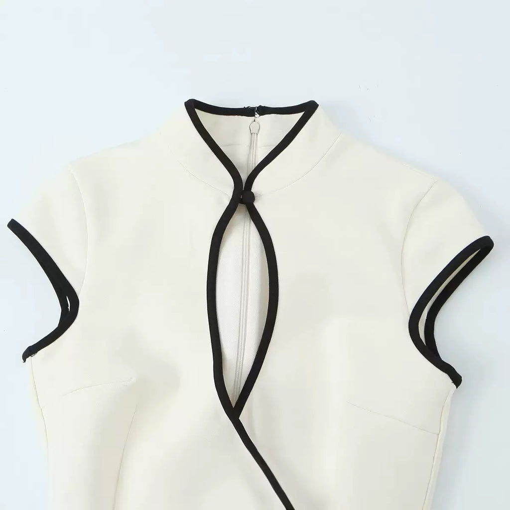Robe courte blanc et contraste noir