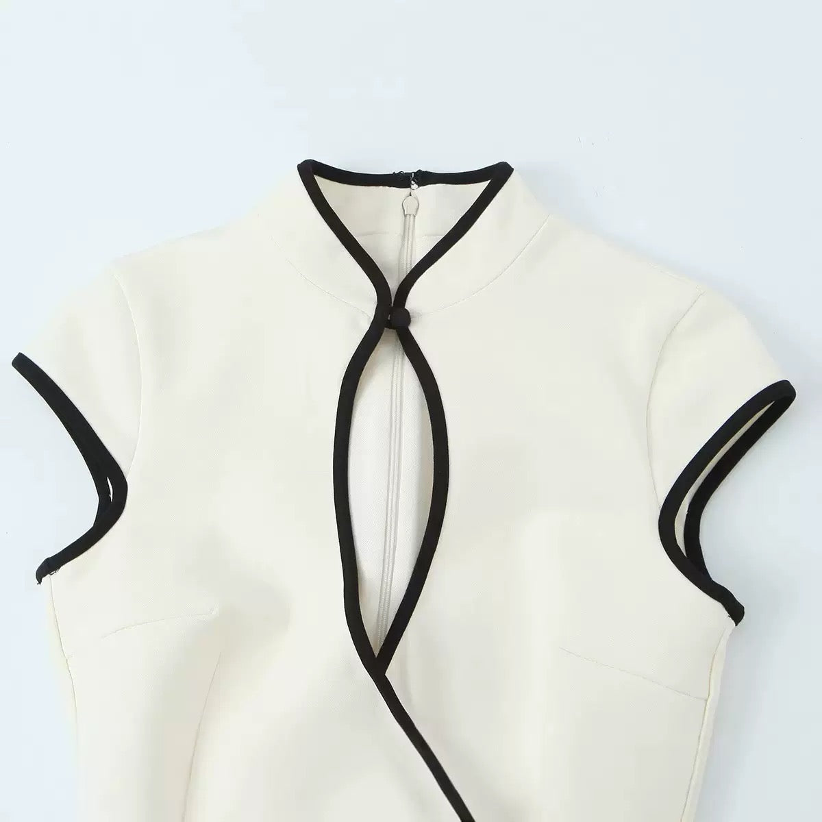 Robe courte blanc et contraste noir