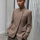 Blazer cintré à carreaux, détail des poches à rabat