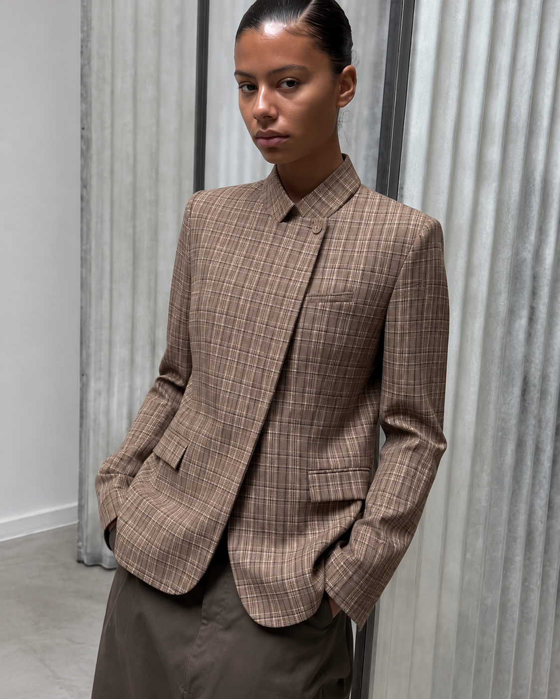 Blazer cintré à carreaux, détail des poches à rabat