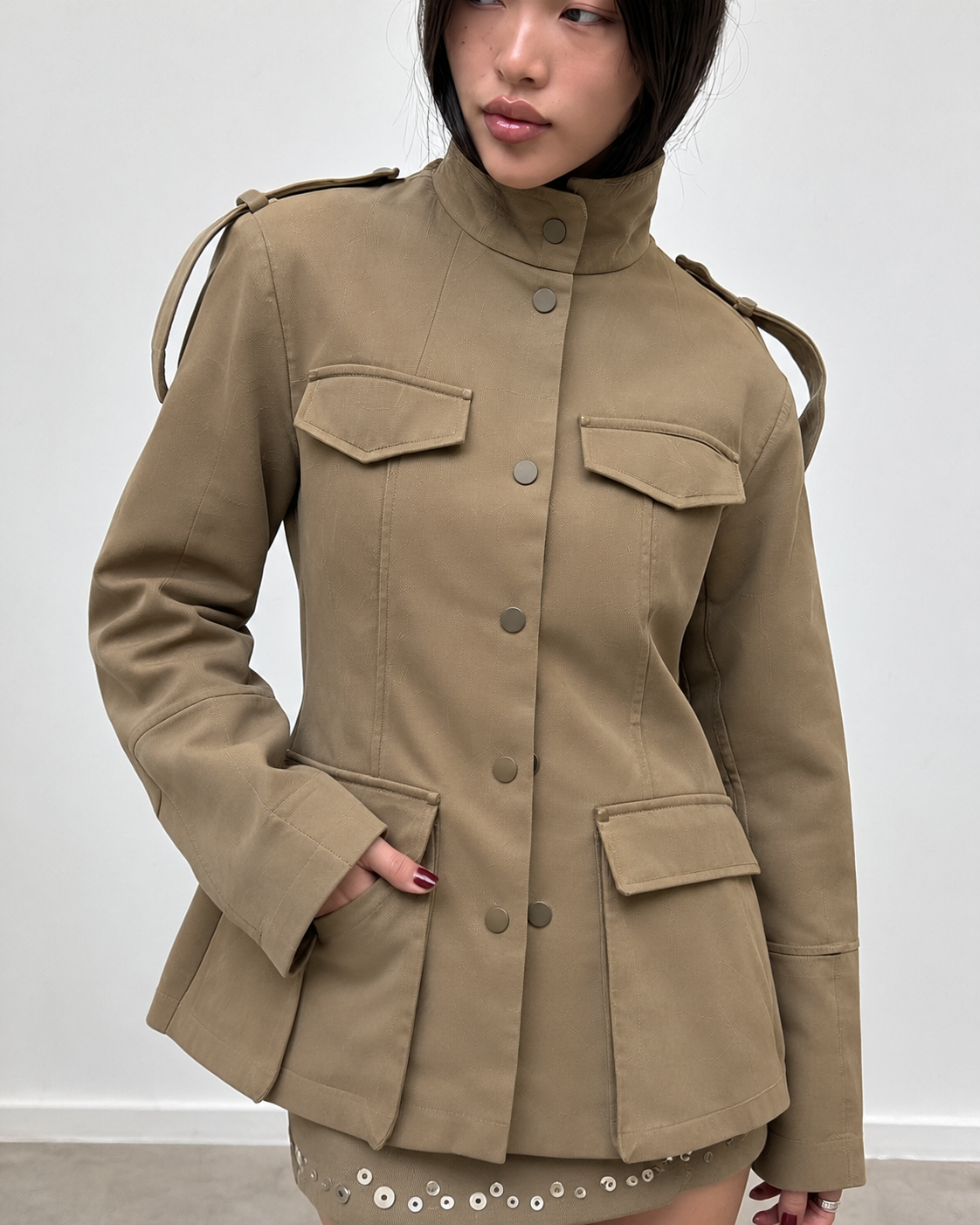 Veste saharienne cintrée, détail des pattes d'épaule