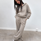 Ensemble jogging taupe porté, vue en pied