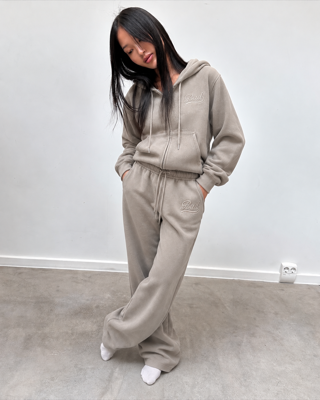 Ensemble jogging taupe porté, vue en pied