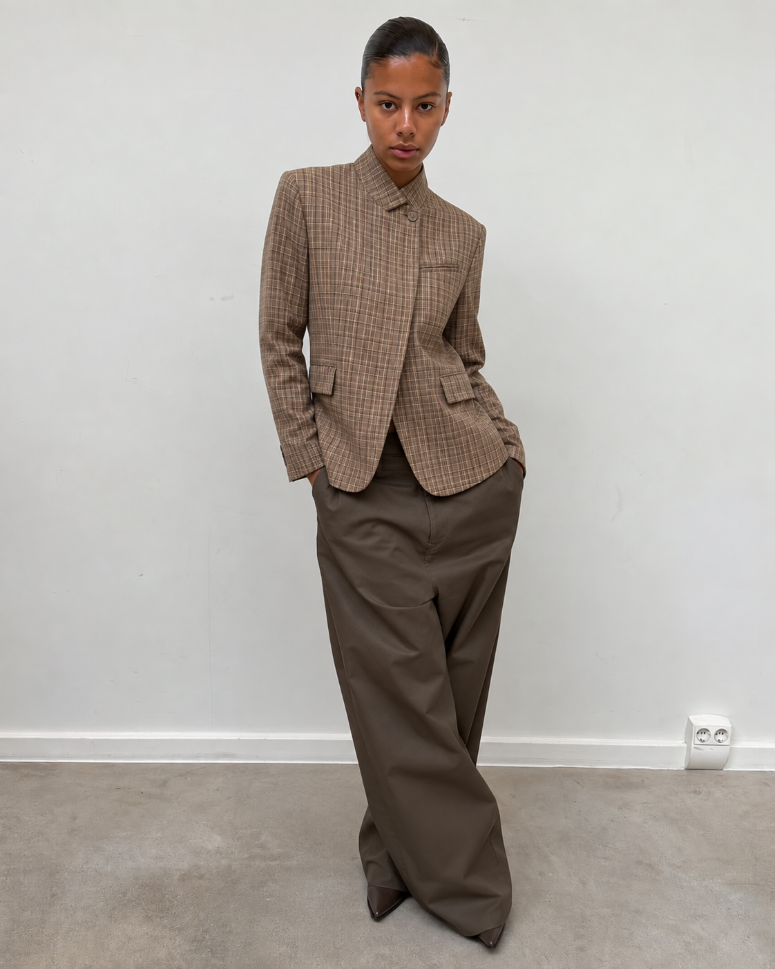 Blazer cintré à col montant et carreaux taupe