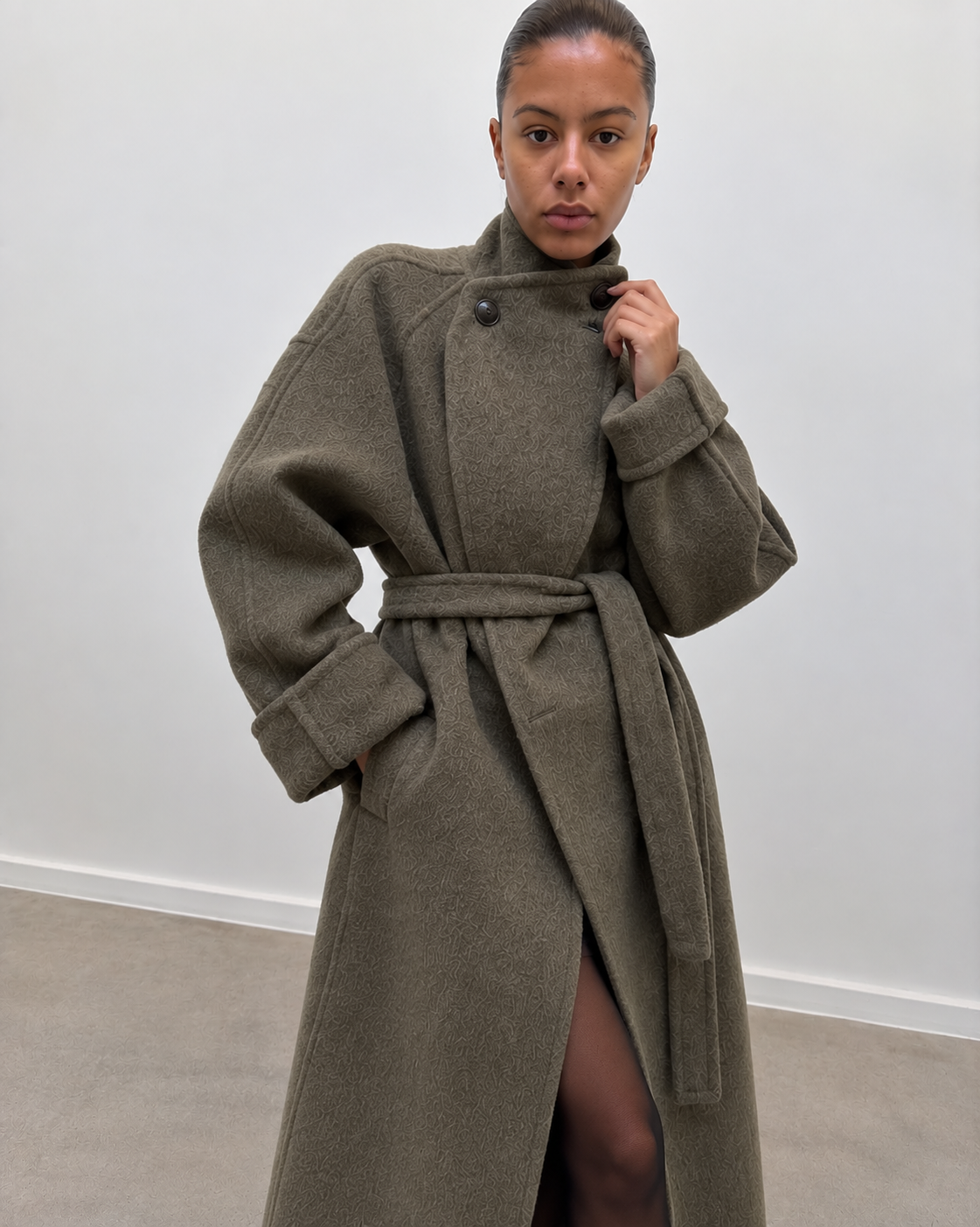 Manteau long kaki, détail de la ceinture