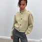 Cardigan boutonné à col montant vert pâle, détail des épaules structurées