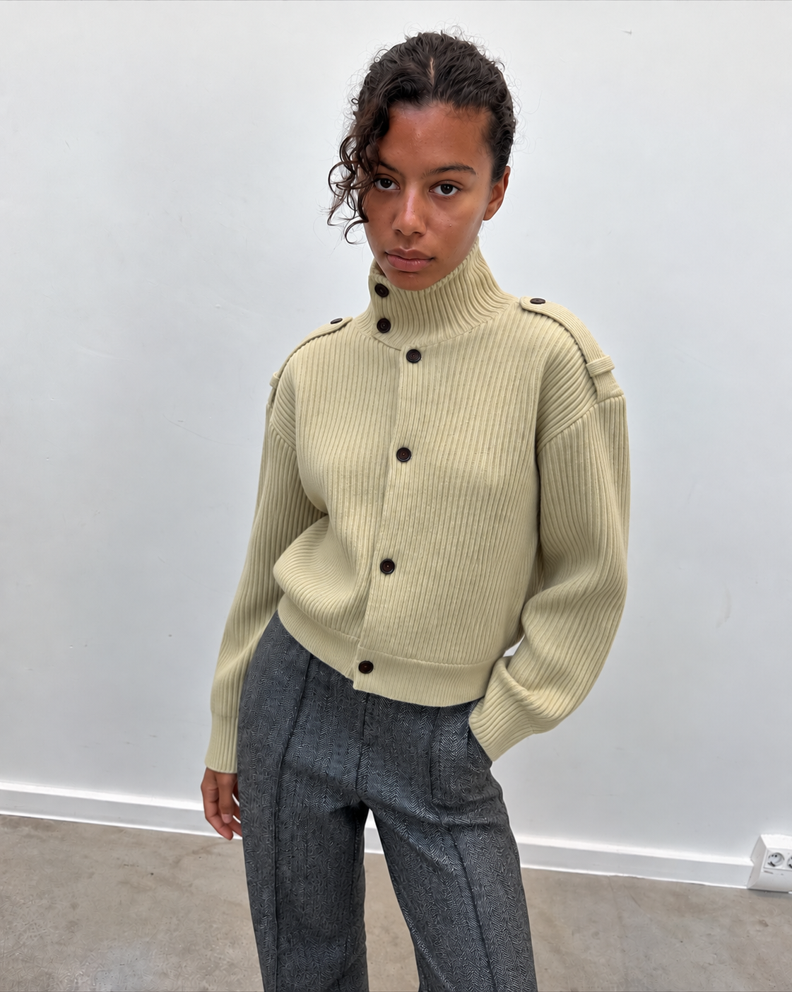 Cardigan boutonné à col montant vert pâle, détail des épaules structurées
