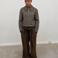 Veste courte à carreaux chocolat portée avec un pantalon large
