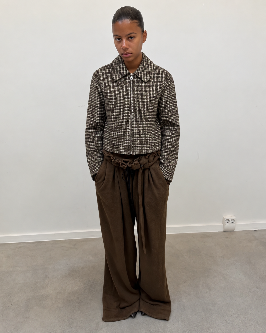 Veste courte à carreaux chocolat portée avec un pantalon large