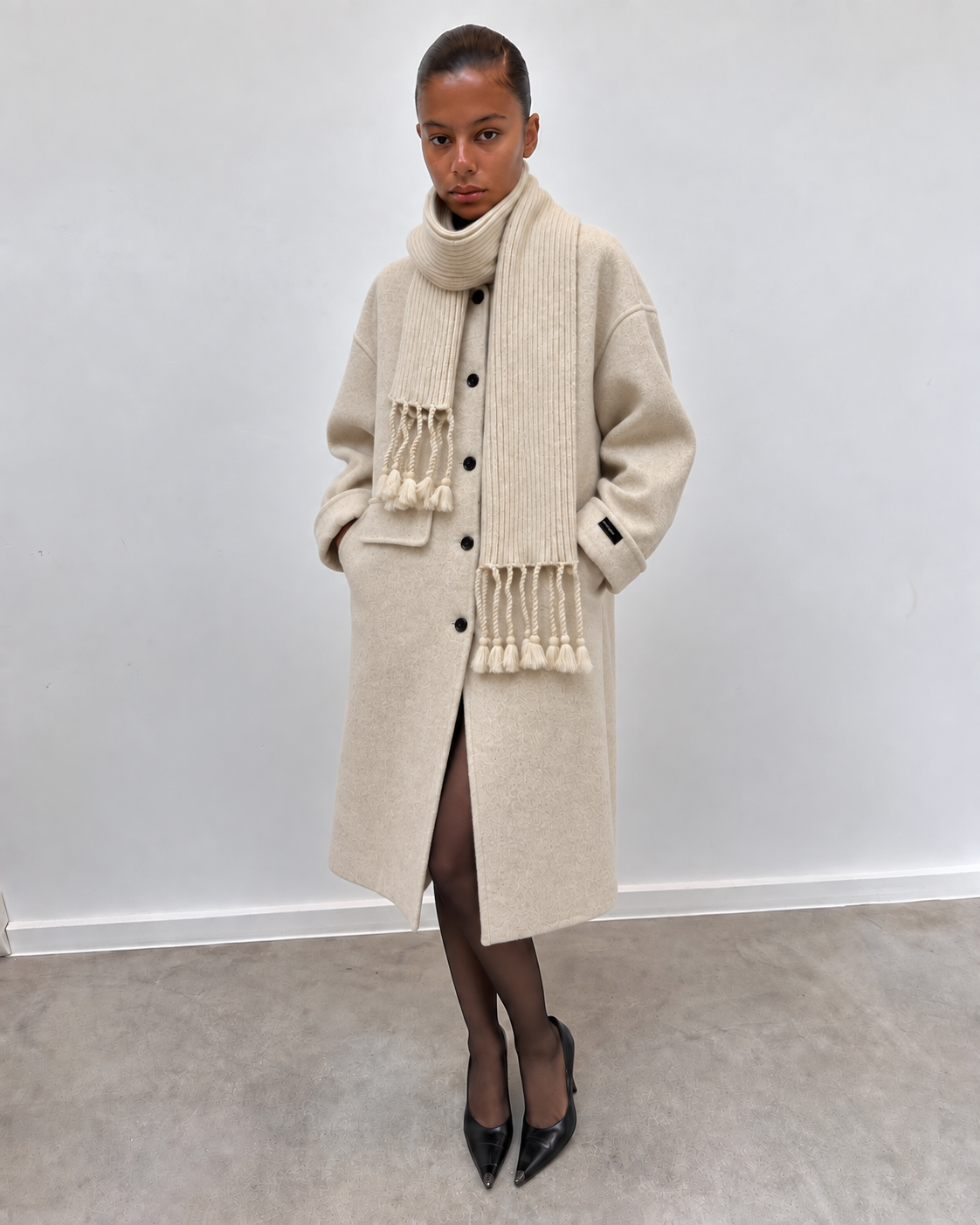 Manteau long écru avec écharpe à franges intégrée