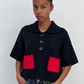 Polo en maille bleu marine à poche contrastée, vue de face
