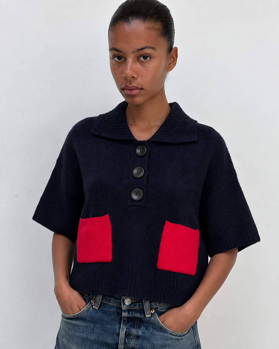 Polo en maille bleu marine à poche contrastée, vue de face
