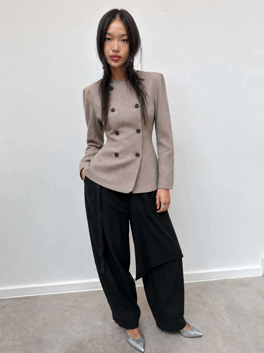 Blazer taupe cintré à double boutonnage et épaules structurées